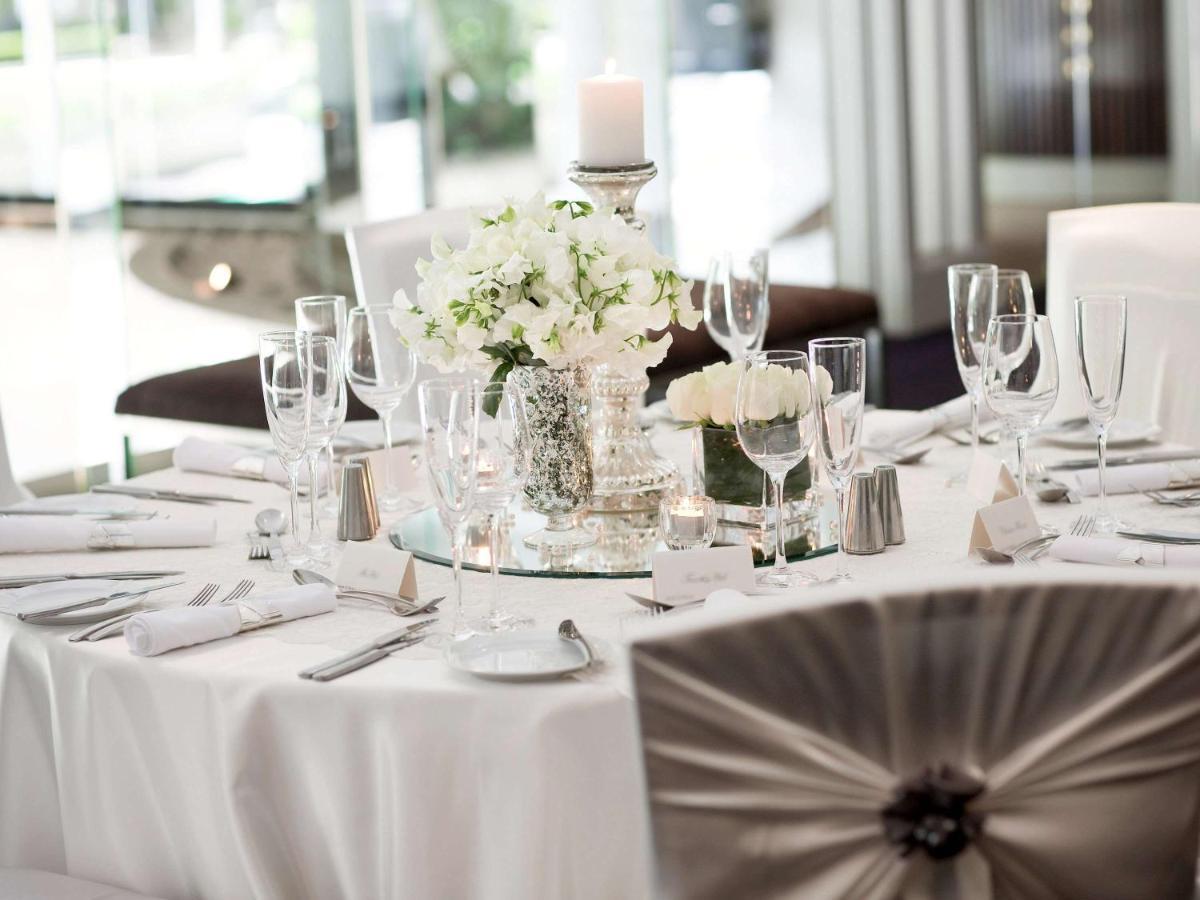 Отель Pullman Sydney Hyde Park Экстерьер фото A table set for a formal dinner
