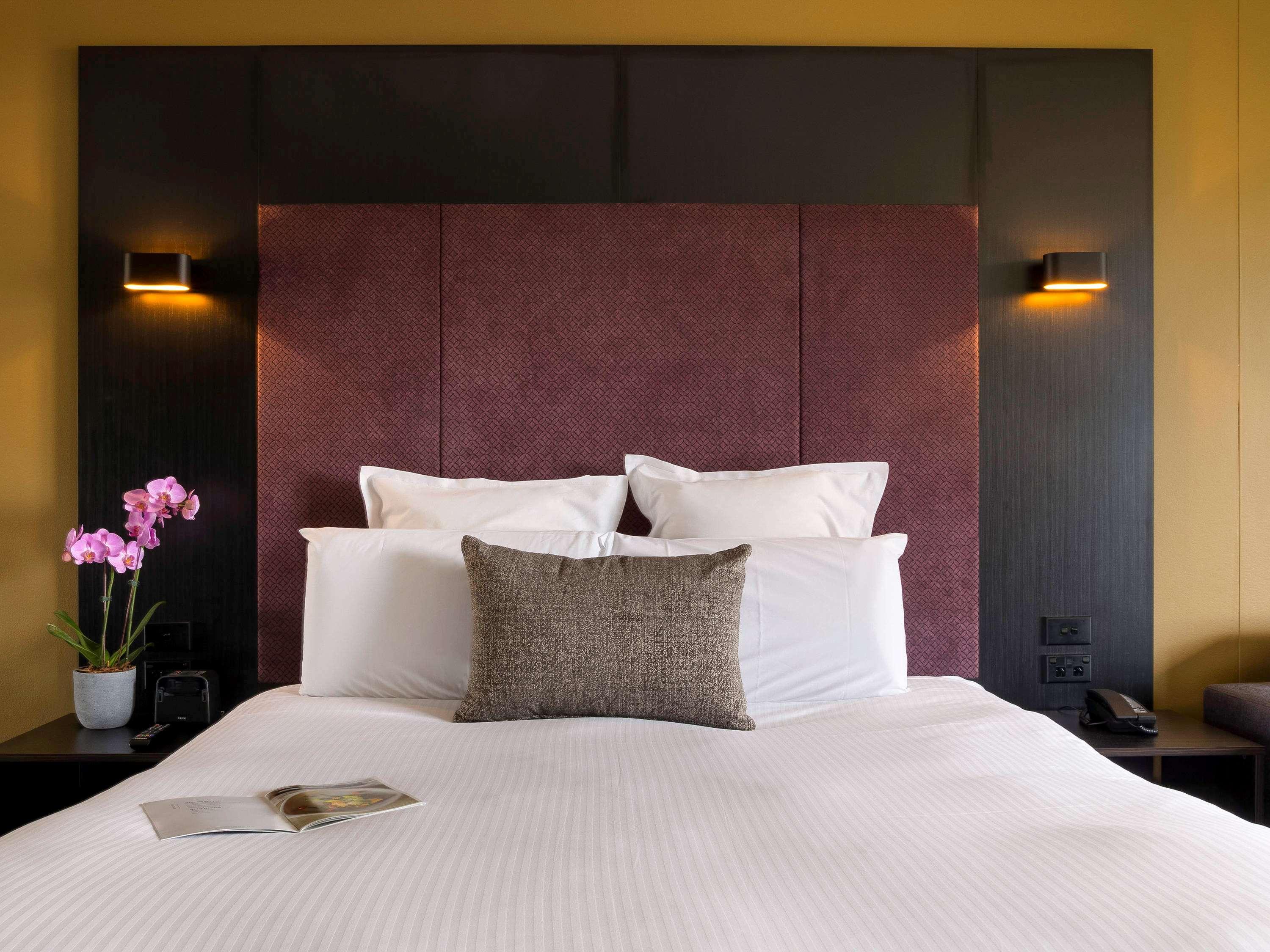 Отель Pullman Sydney Hyde Park Экстерьер фото A bedroom at the hotel