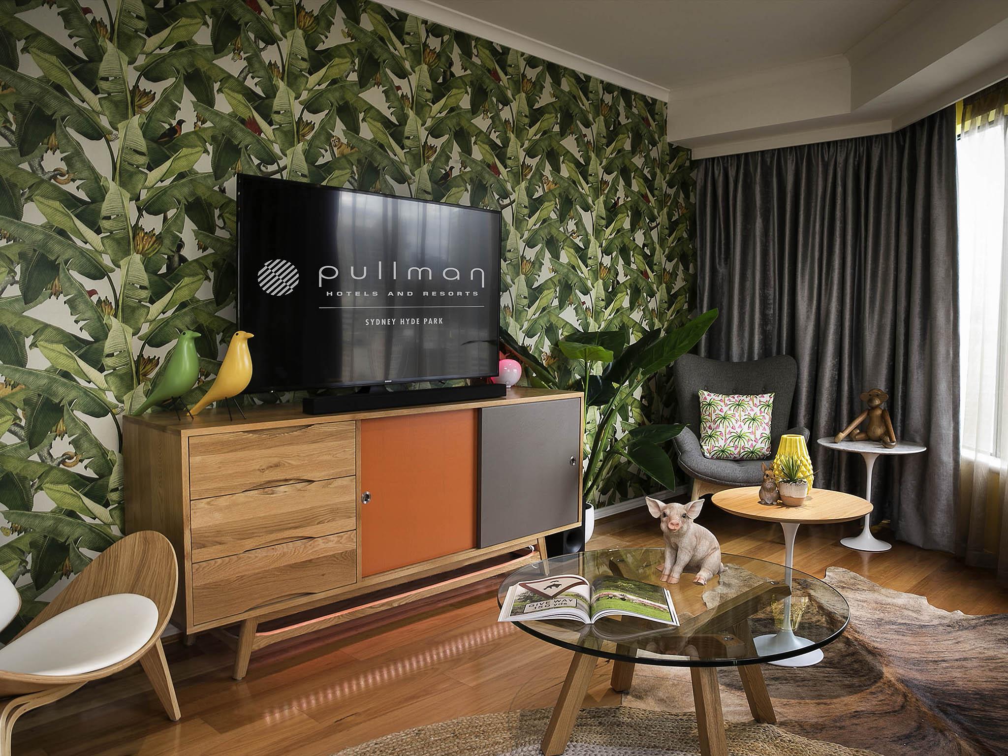 Отель Pullman Sydney Hyde Park Экстерьер фото A living room with a TV