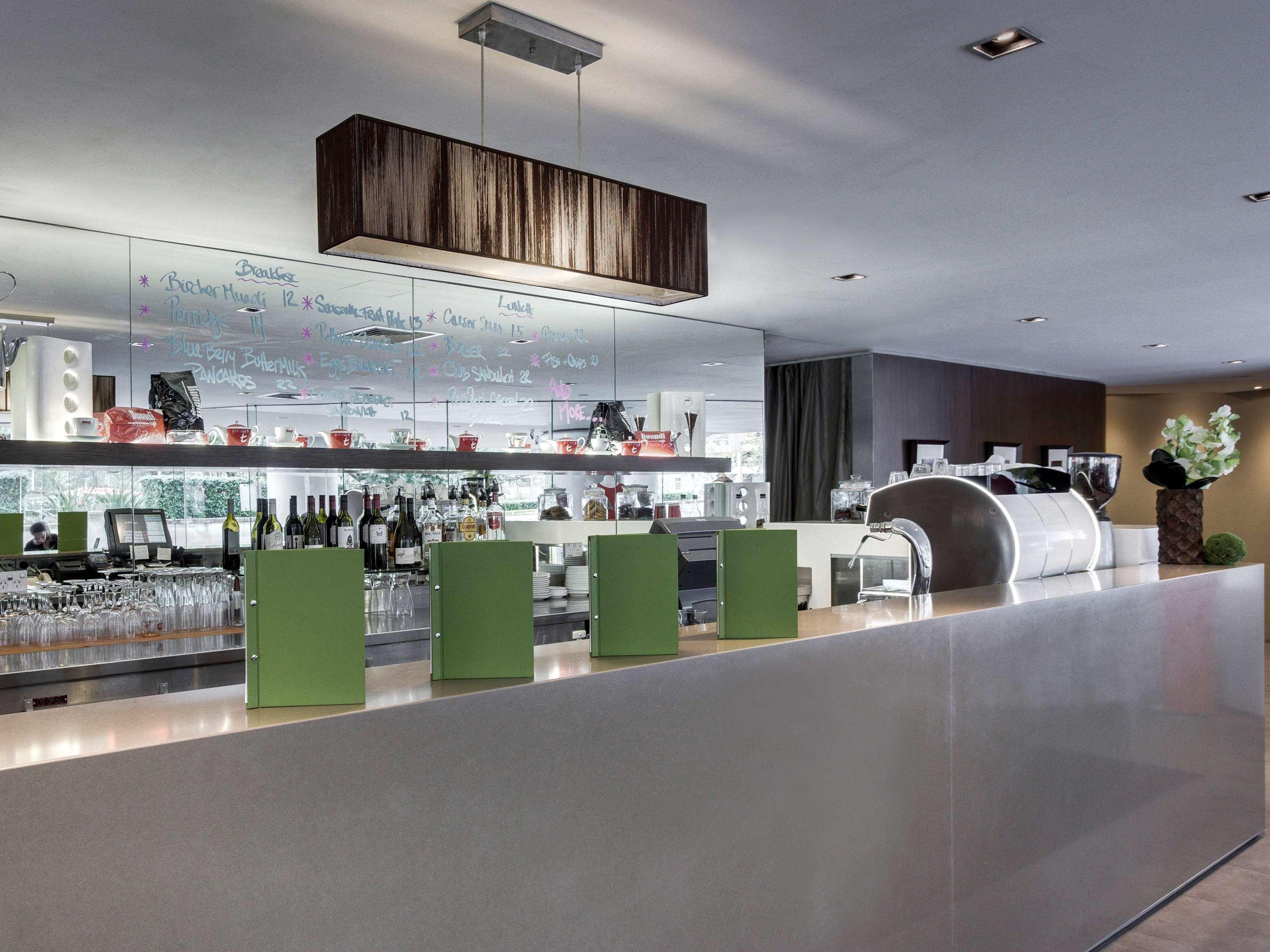 Отель Pullman Sydney Hyde Park Экстерьер фото The bar at the 2008-opened lounge