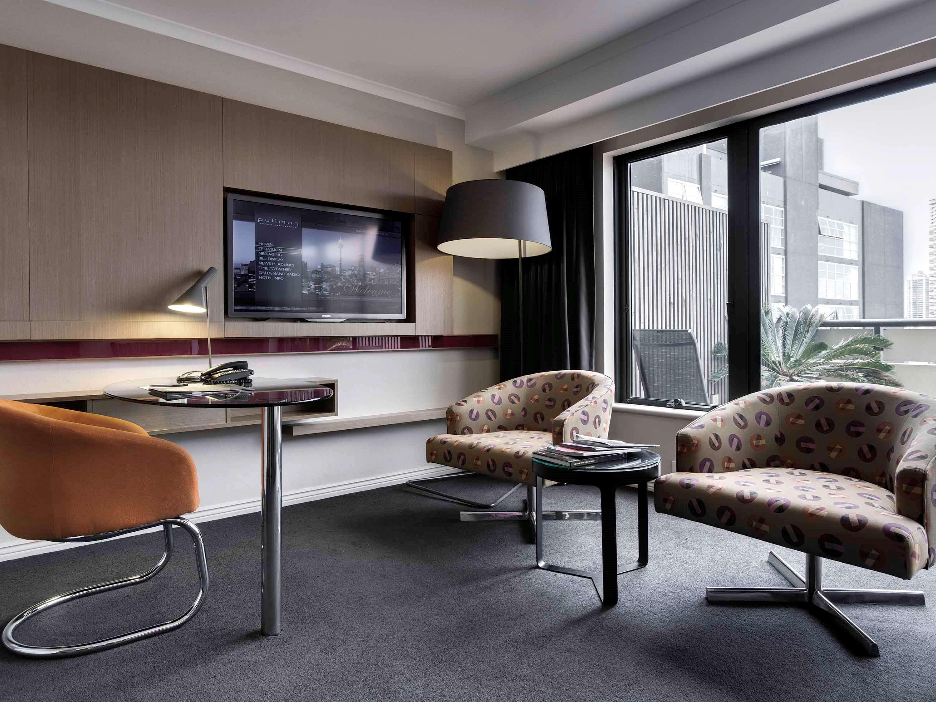 Отель Pullman Sydney Hyde Park Экстерьер фото A suite at the hotel