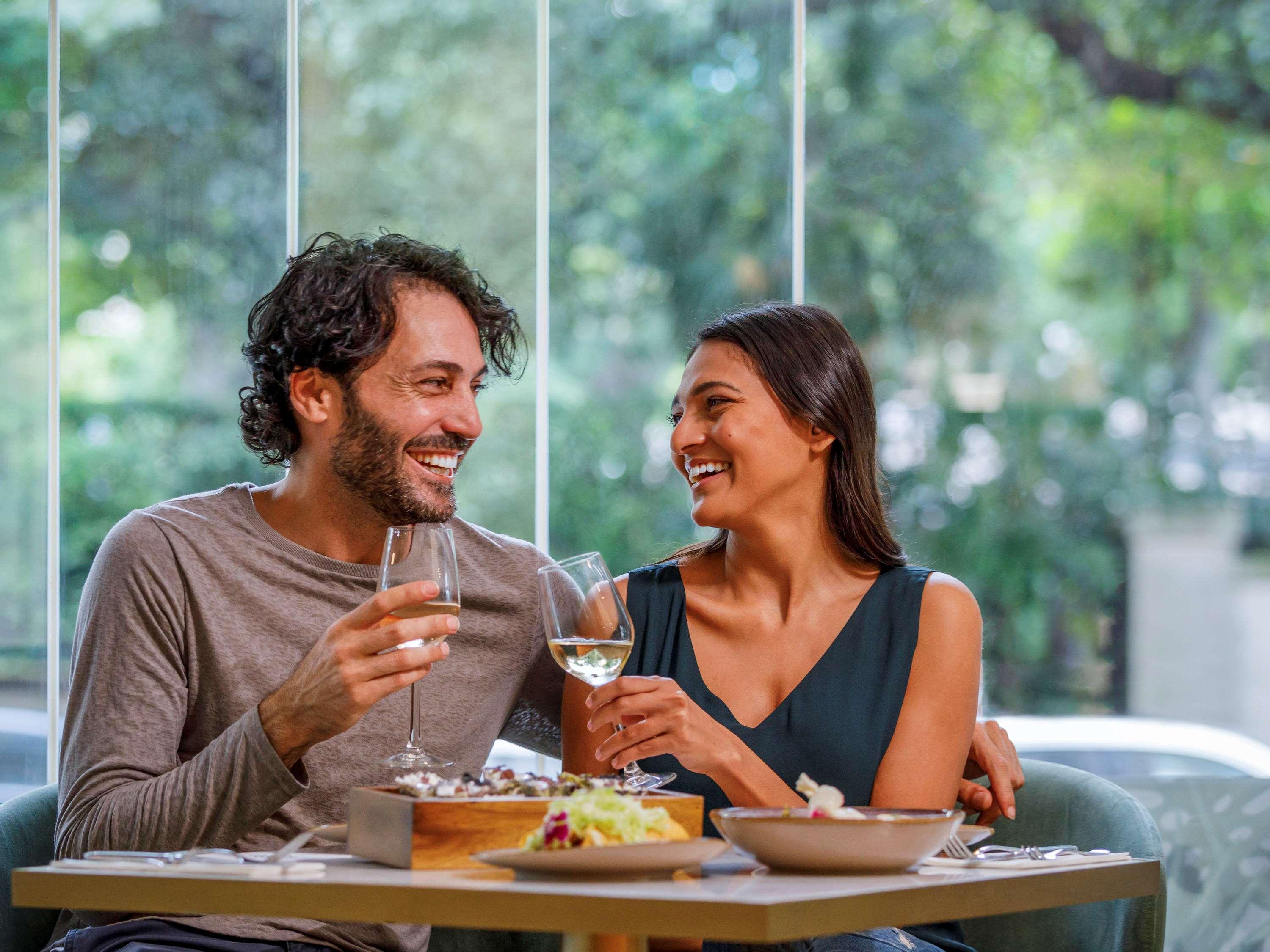 Отель Pullman Sydney Hyde Park Экстерьер фото A couple dining together