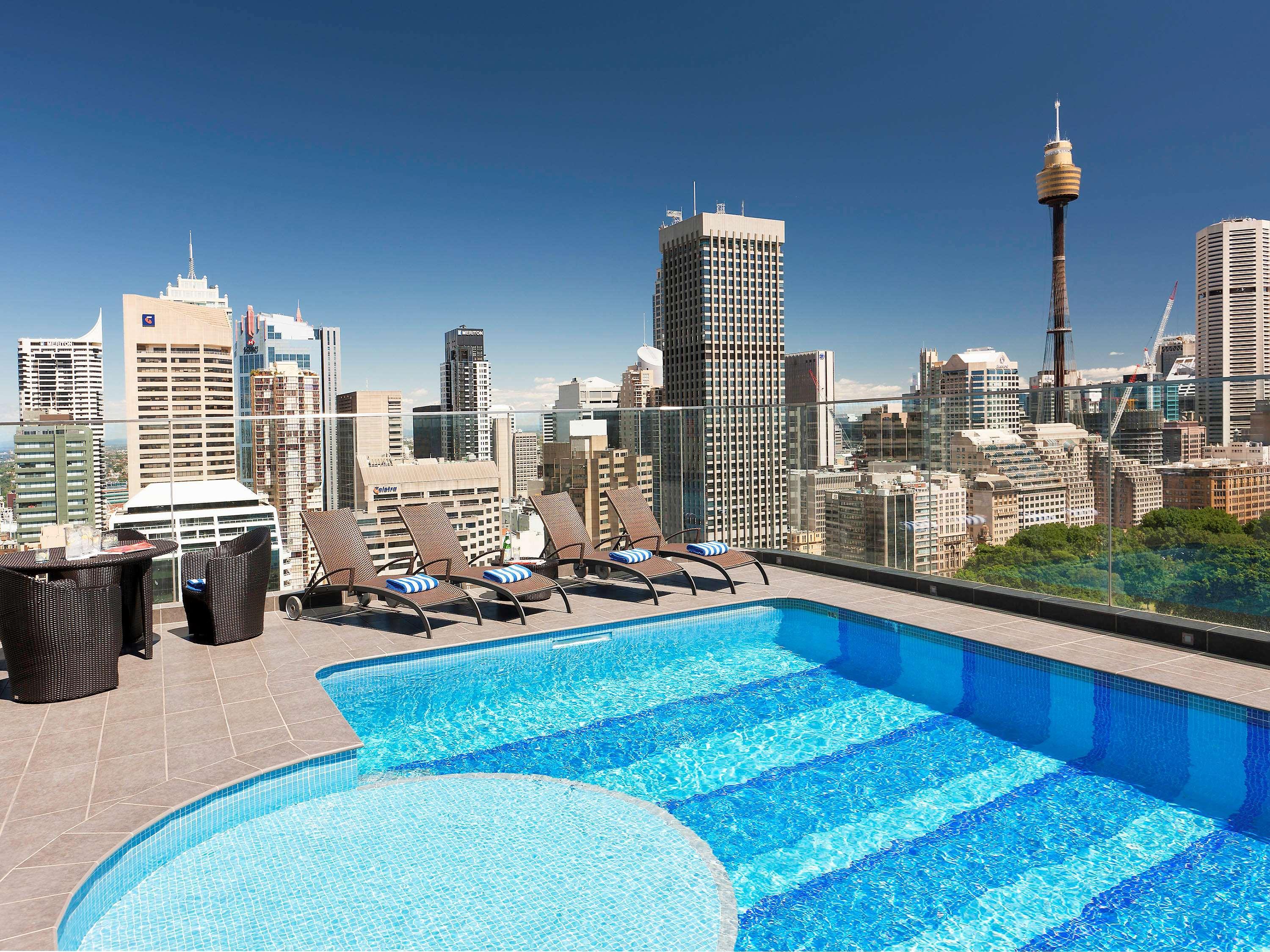 Отель Pullman Sydney Hyde Park Экстерьер фото The rooftop pool at the hotel