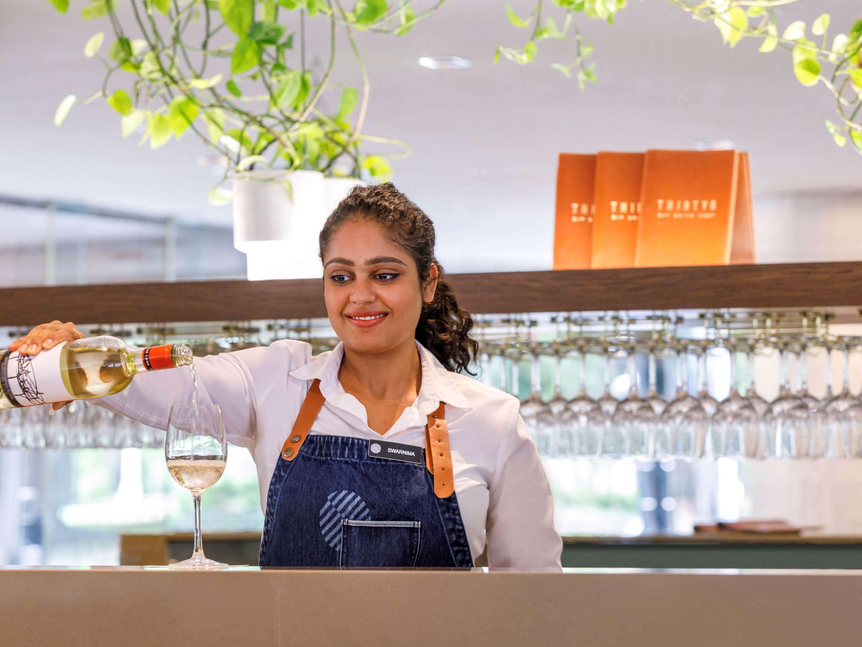 Отель Pullman Sydney Hyde Park Экстерьер фото A bartender at work