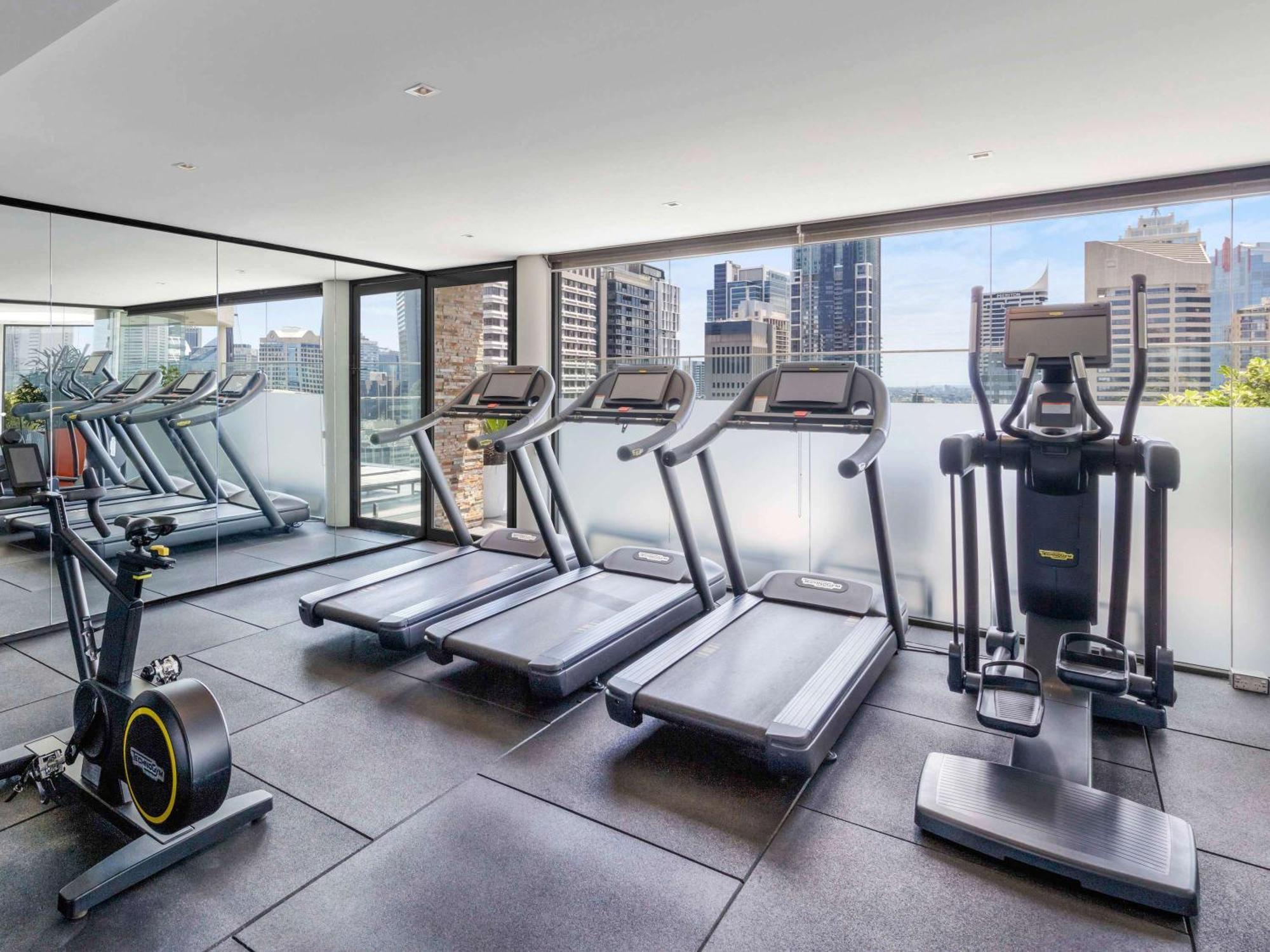 Отель Pullman Sydney Hyde Park Экстерьер фото The gym at the hotel