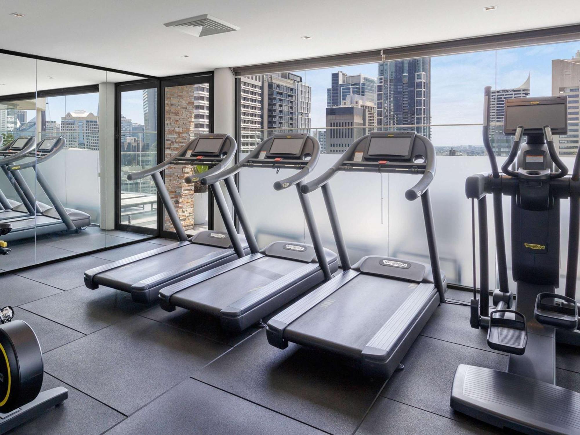 Отель Pullman Sydney Hyde Park Экстерьер фото The gym at the hotel