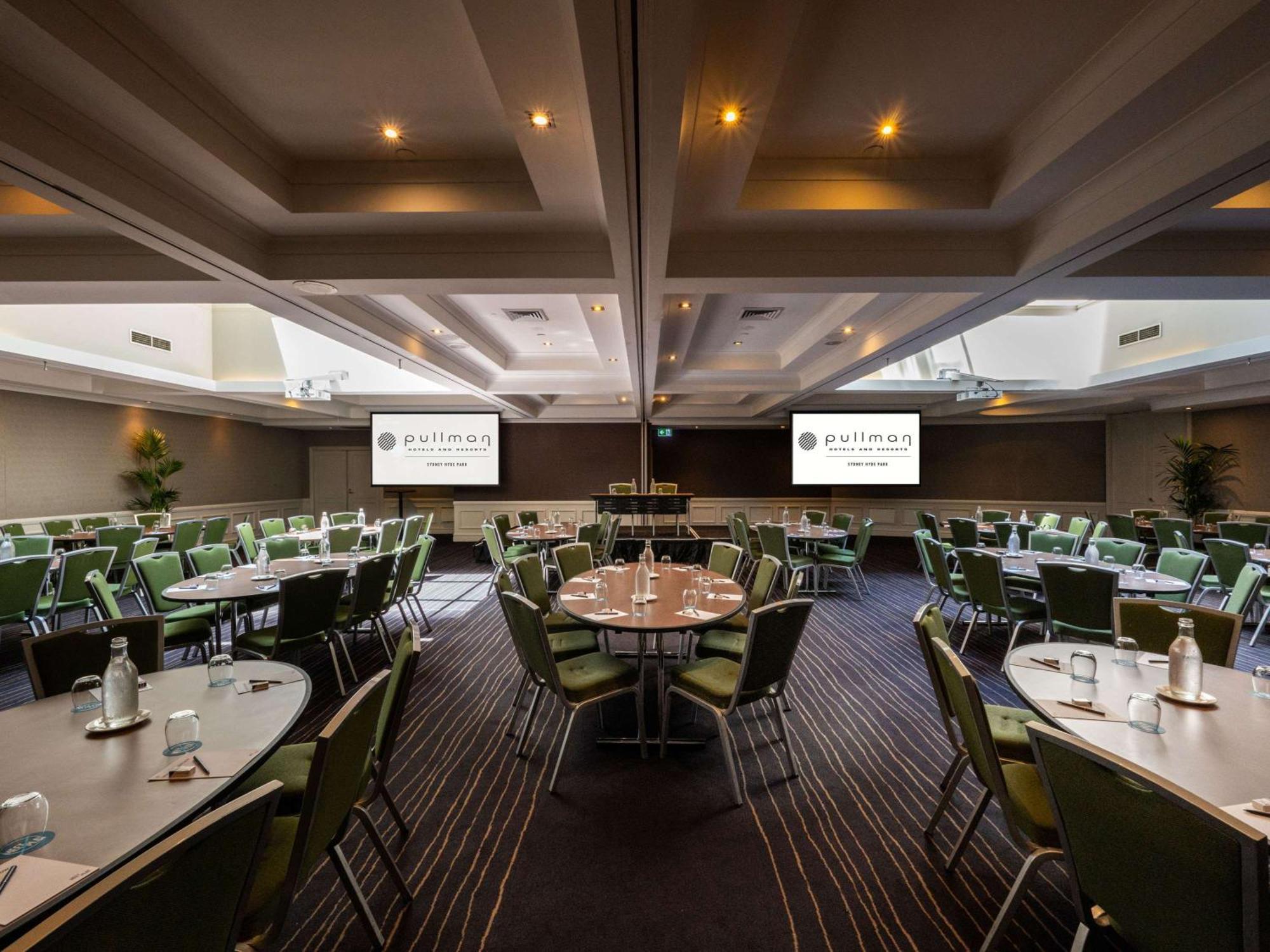 Отель Pullman Sydney Hyde Park Экстерьер фото The function centre at the Melbourne Cricket Club