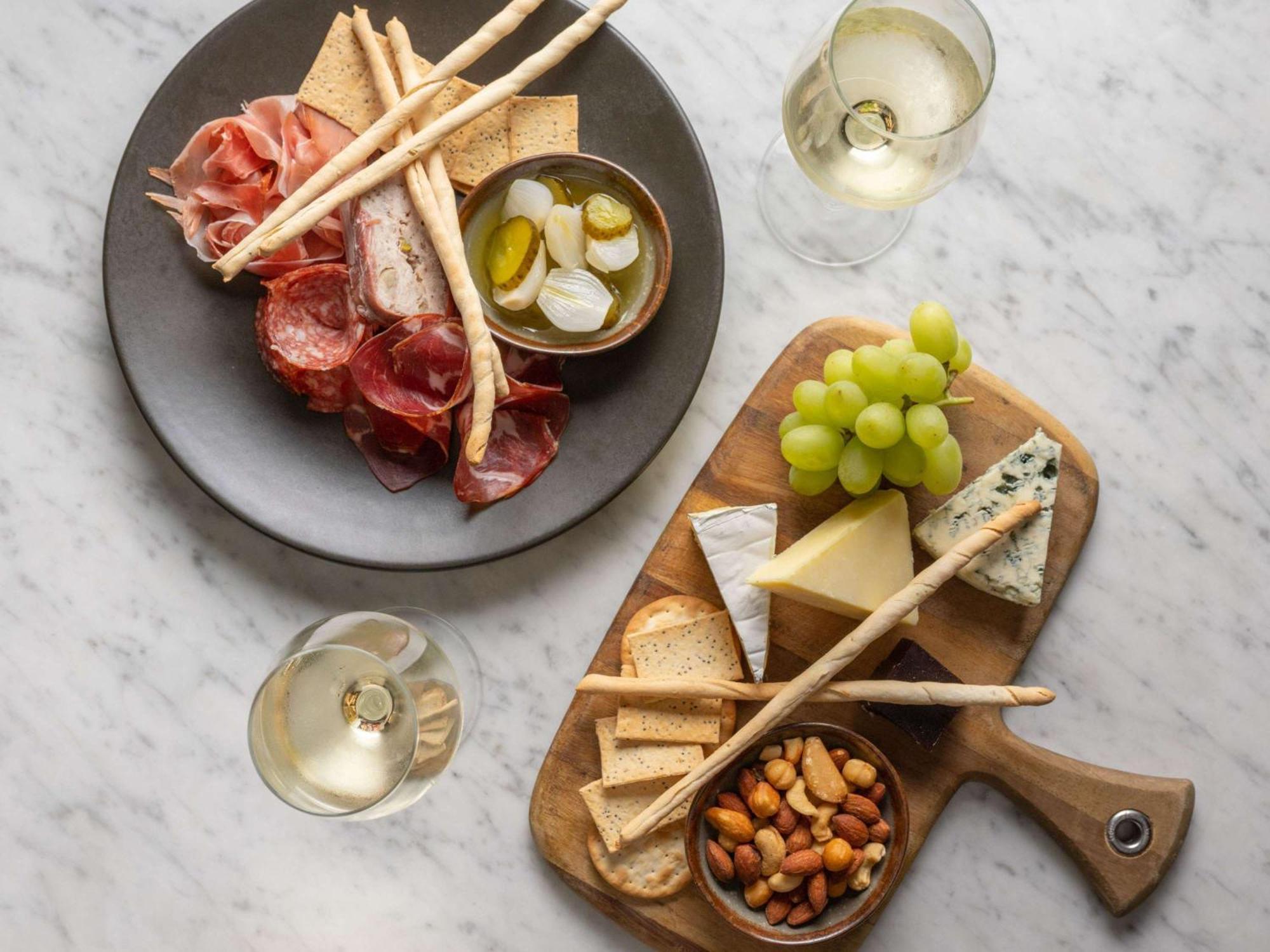 Отель Pullman Sydney Hyde Park Экстерьер фото A cheese and wine platter