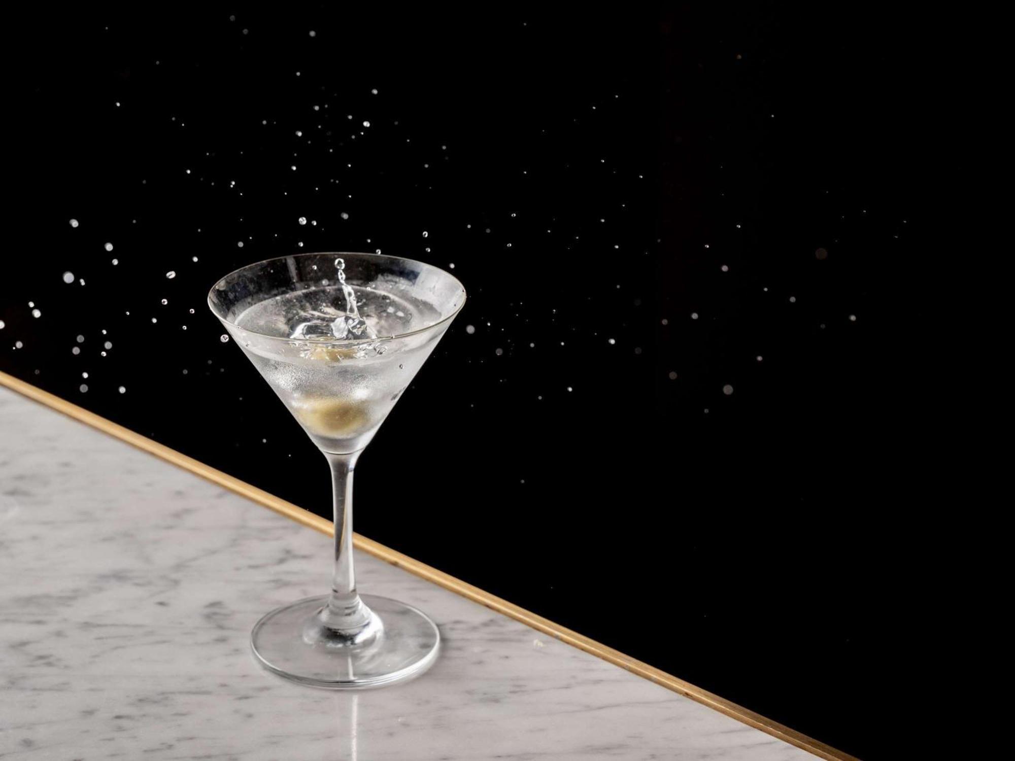 Отель Pullman Sydney Hyde Park Экстерьер фото A dry martini