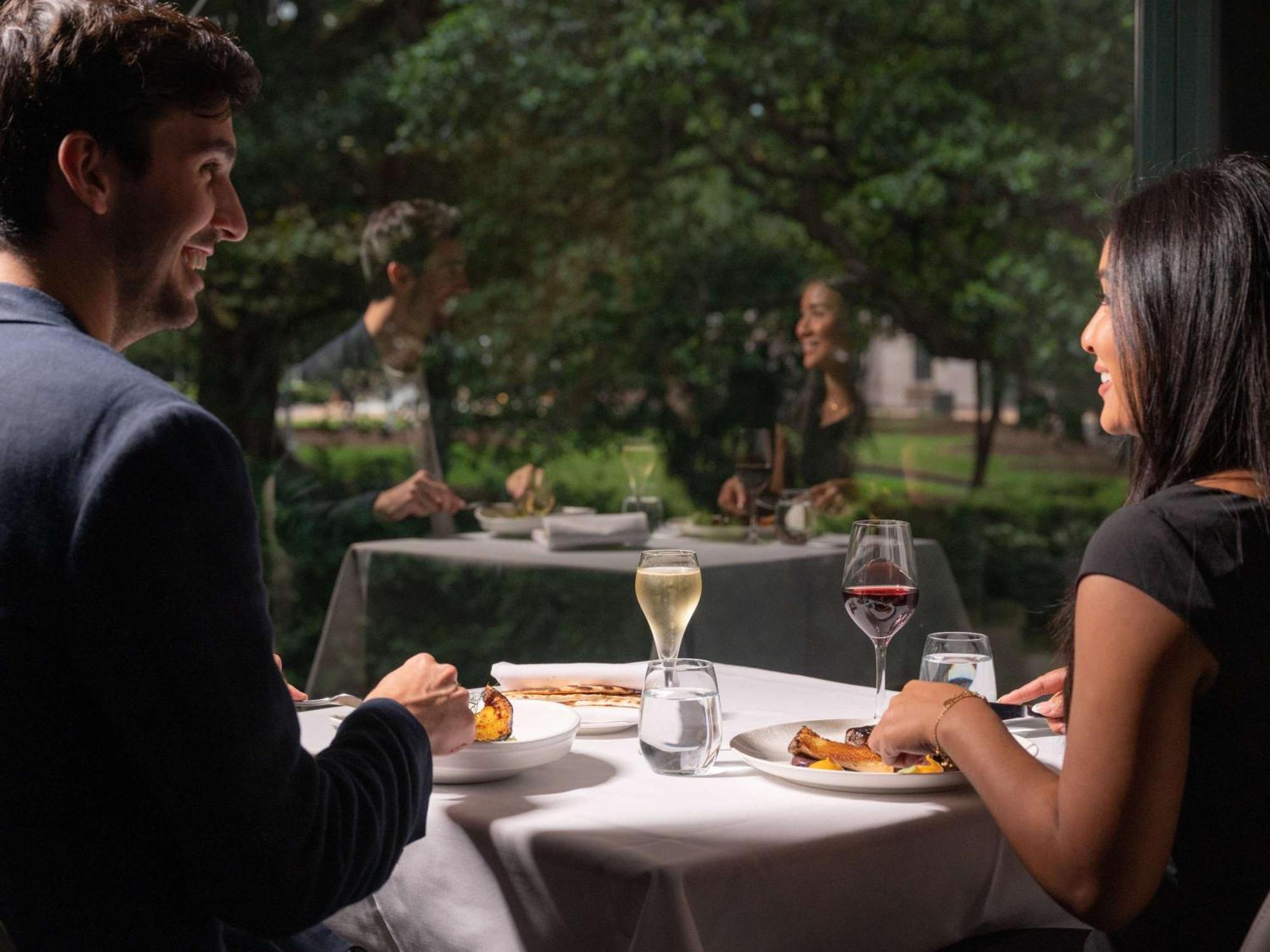 Отель Pullman Sydney Hyde Park Экстерьер фото A couple dining at a restaurant