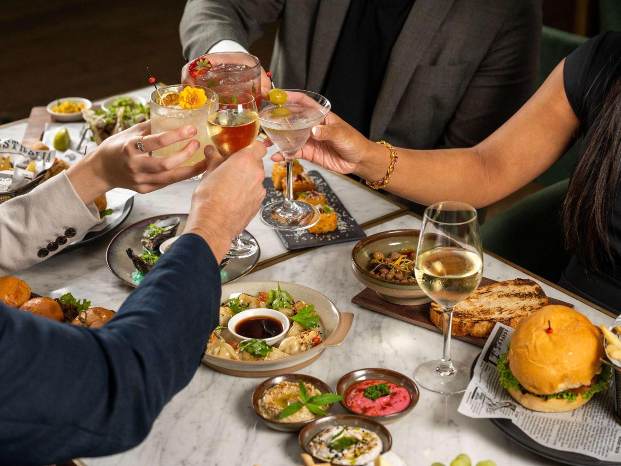 Отель Pullman Sydney Hyde Park Экстерьер фото A meal at the restaurant