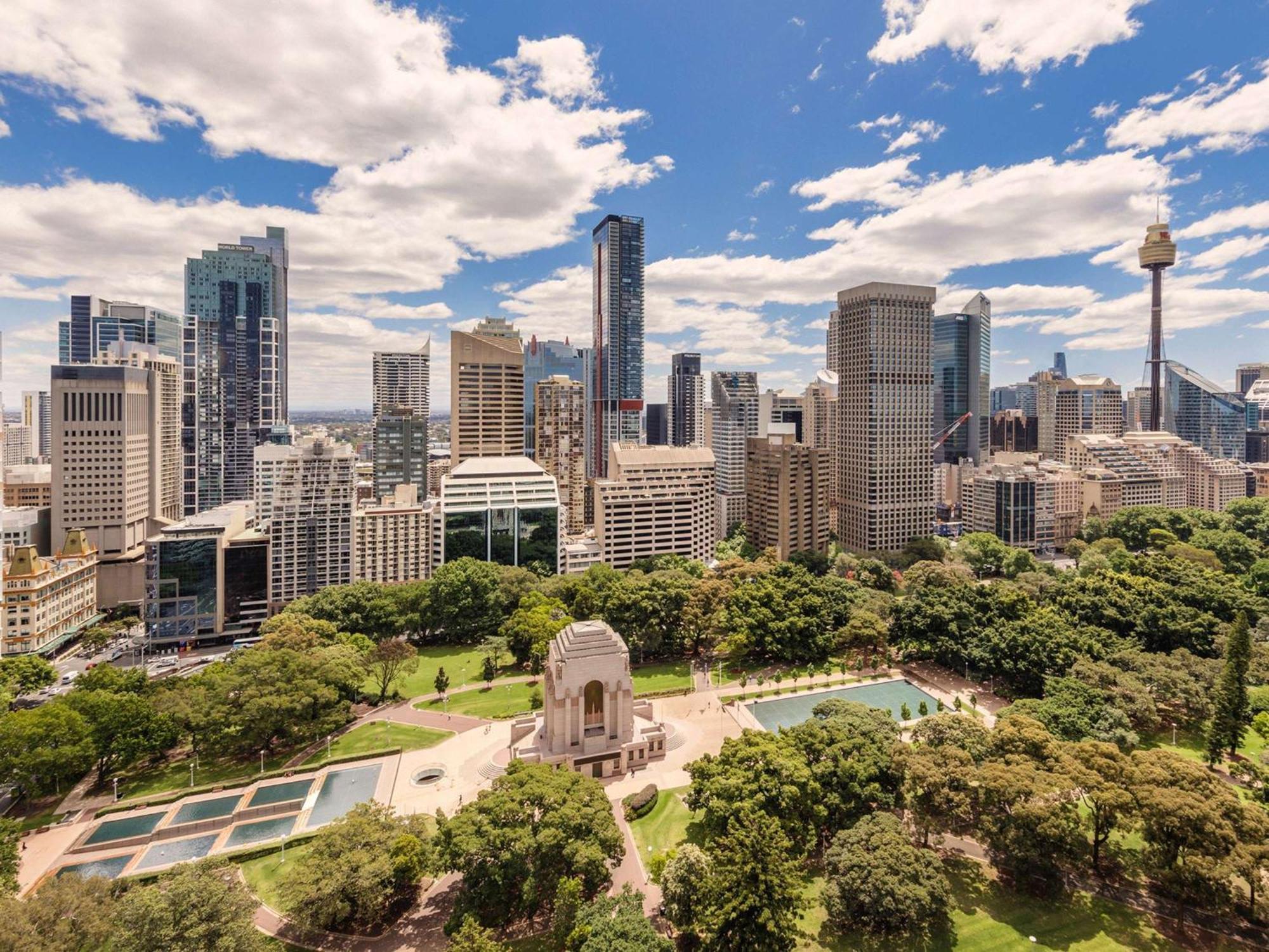 Отель Pullman Sydney Hyde Park Экстерьер фото The Australian War Memorial, with the Sydney CBD in the background