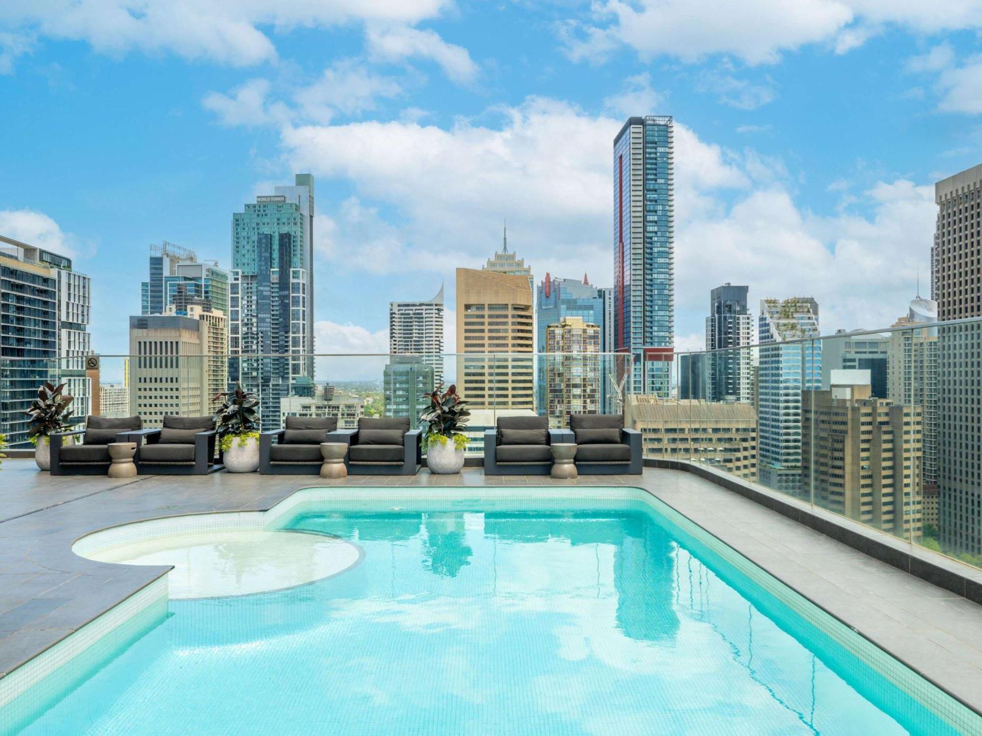 Отель Pullman Sydney Hyde Park Экстерьер фото Rooftop pool at Emporio