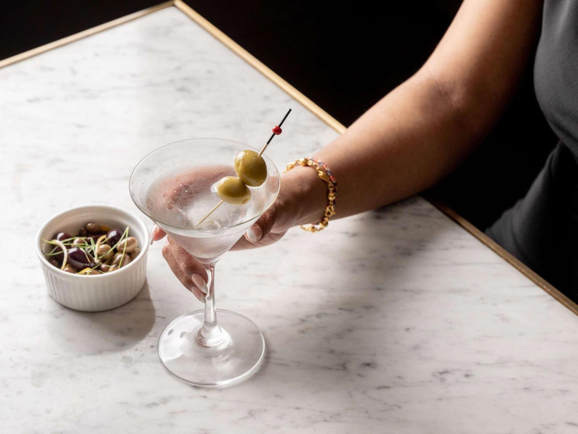 Отель Pullman Sydney Hyde Park Экстерьер фото A martini