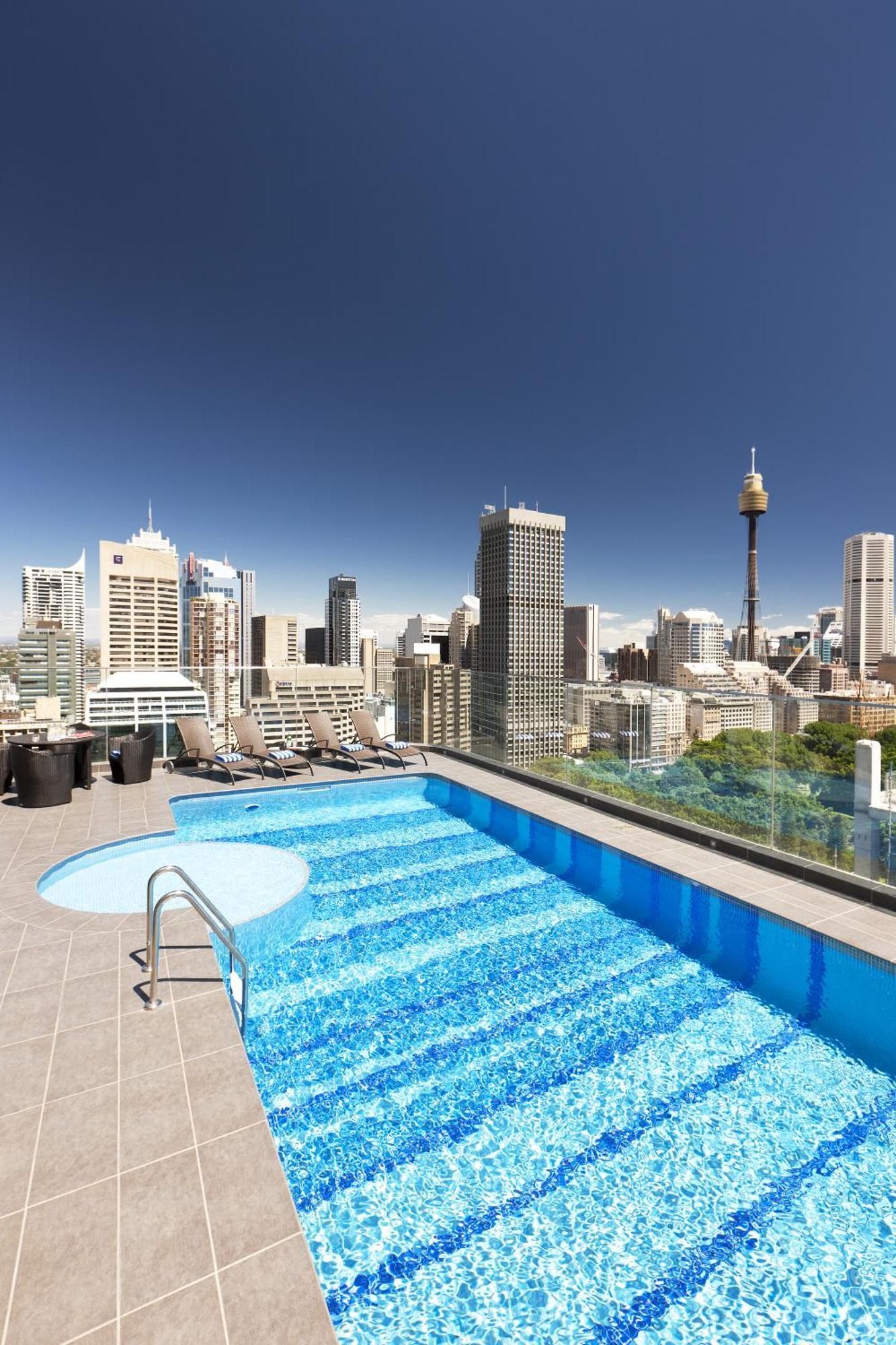 Отель Pullman Sydney Hyde Park Экстерьер фото The rooftop pool at the hotel