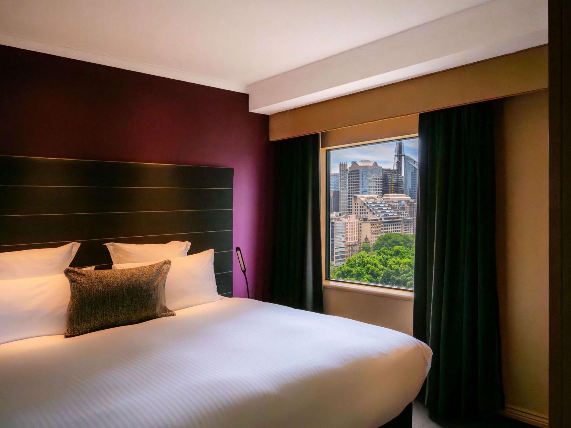 Отель Pullman Sydney Hyde Park Экстерьер фото A bedroom at the hotel