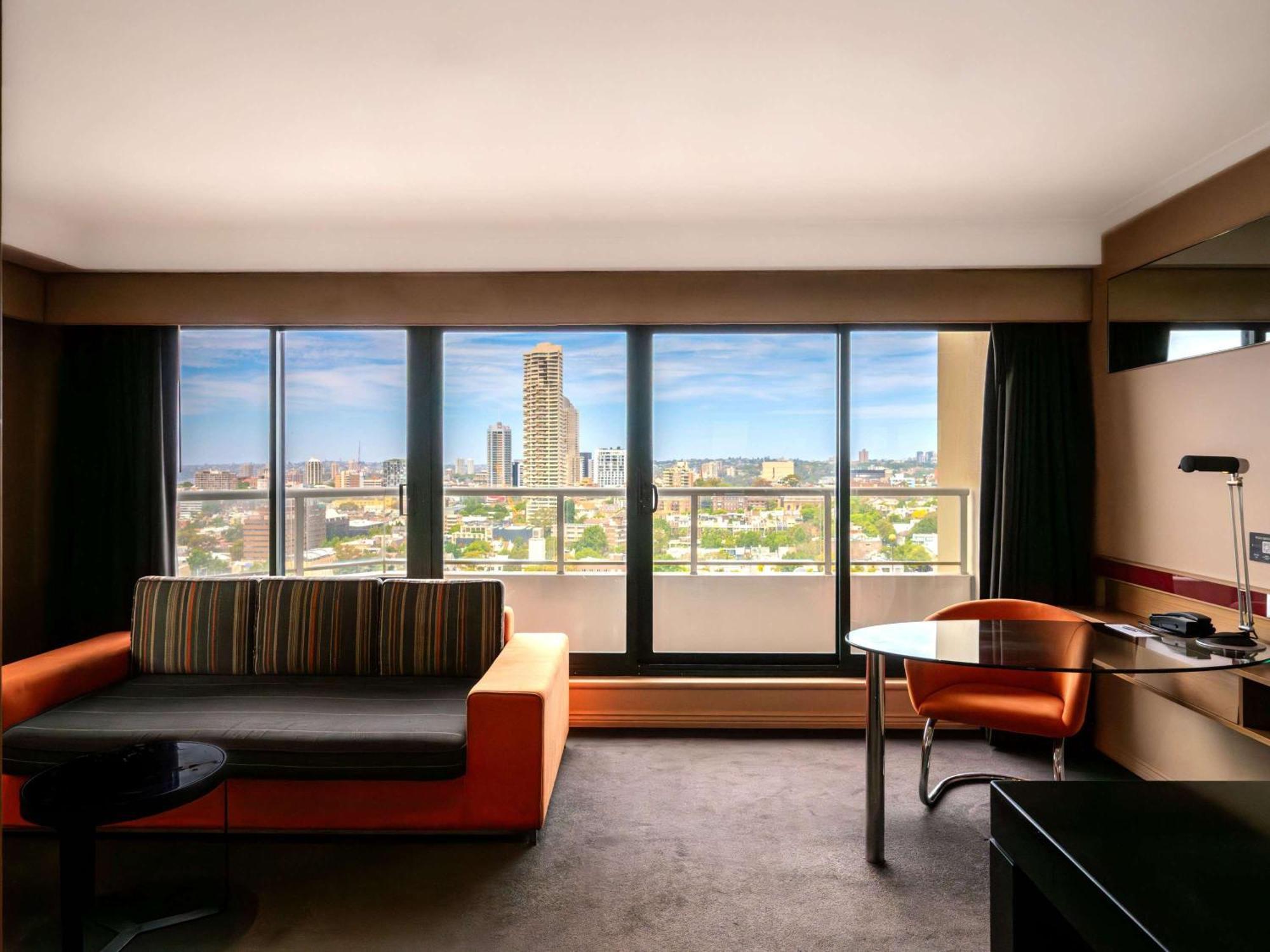 Отель Pullman Sydney Hyde Park Экстерьер фото A room at the hotel